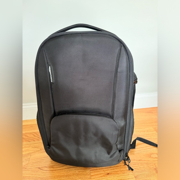 Amazon Basics Camera Bag - Picture 5 of 6